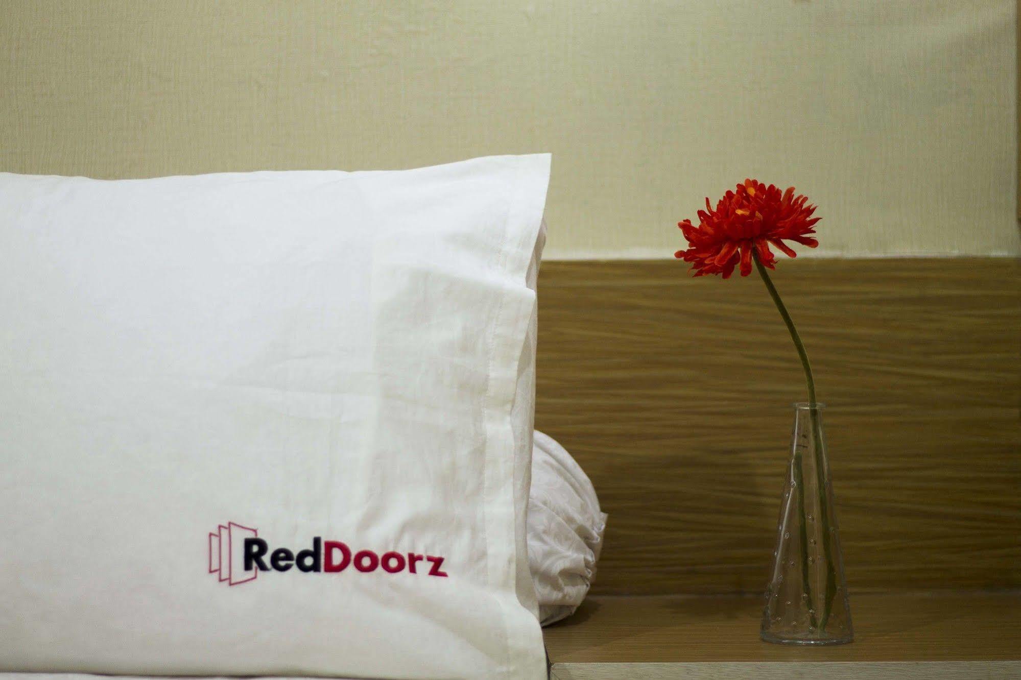 Reddoorz Apartment @ Green Pramuka ジャカルタ エクステリア 写真