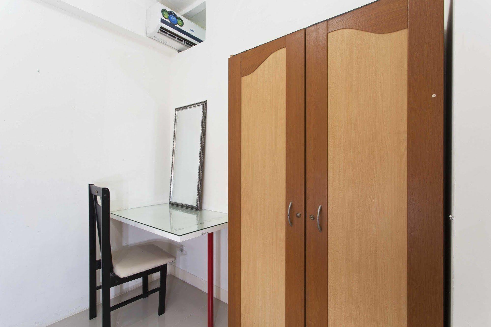 Reddoorz Apartment @ Green Pramuka ジャカルタ エクステリア 写真